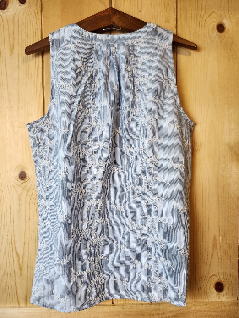 Crown & Ivy Blue/White Icon Textured 1/4 Button Sleeveless Peasant Blouse NWT - Picture 4 of 13